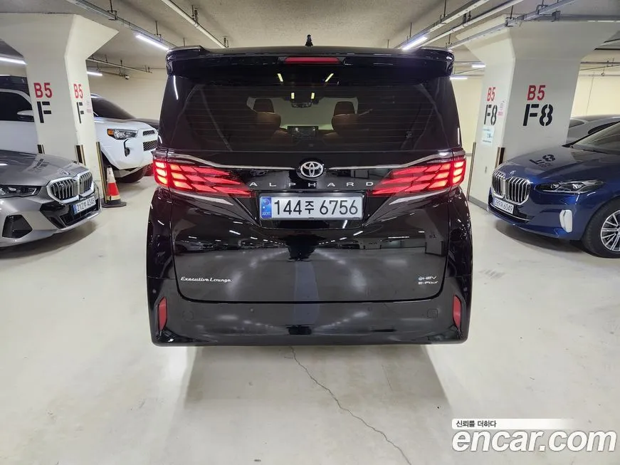 Toyota Alphard — фото 9