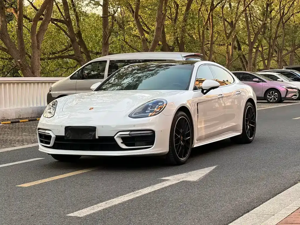 Porsche Panamera — фото 1