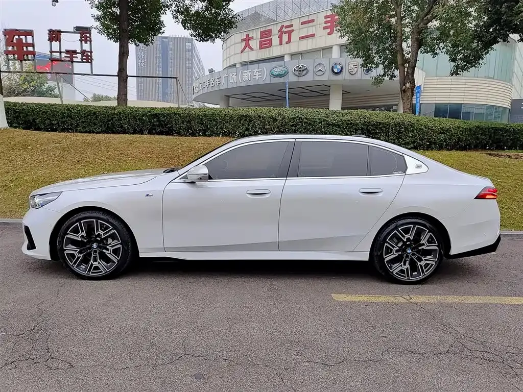 BMW 5 Series 2025 из CN, фото 7