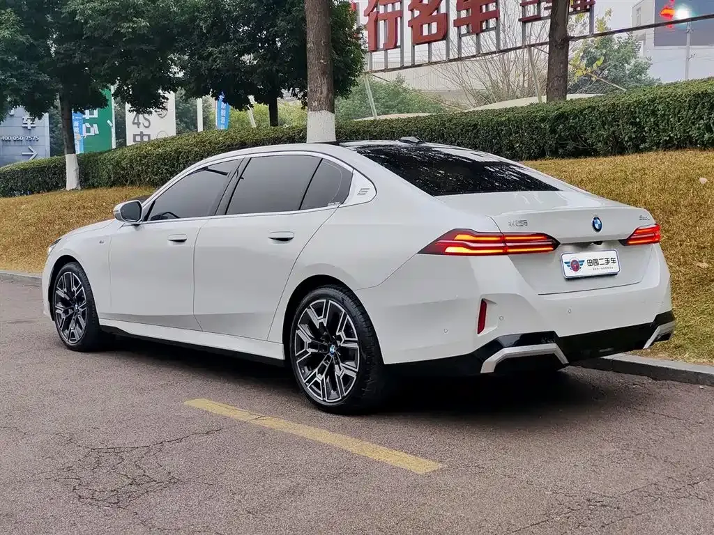 BMW 5 Series 2025 из CN, фото 10
