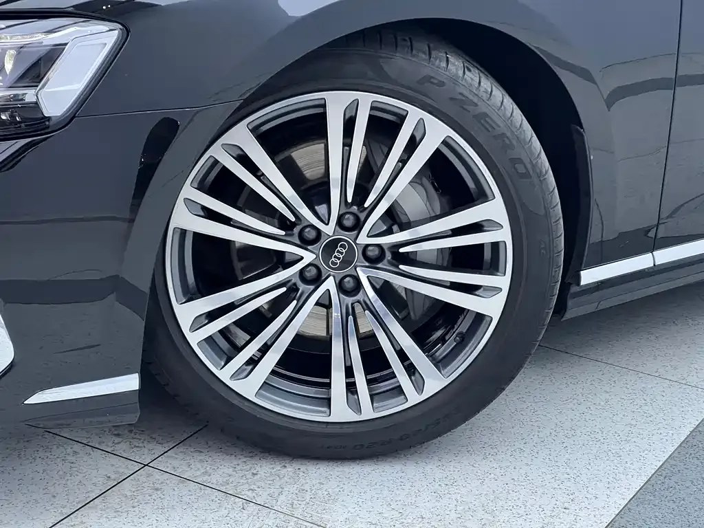 Audi A8 — фото 5