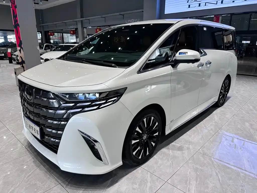 Toyota Alphard — фото 1