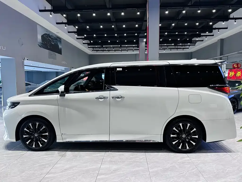 Toyota Alphard — фото 2