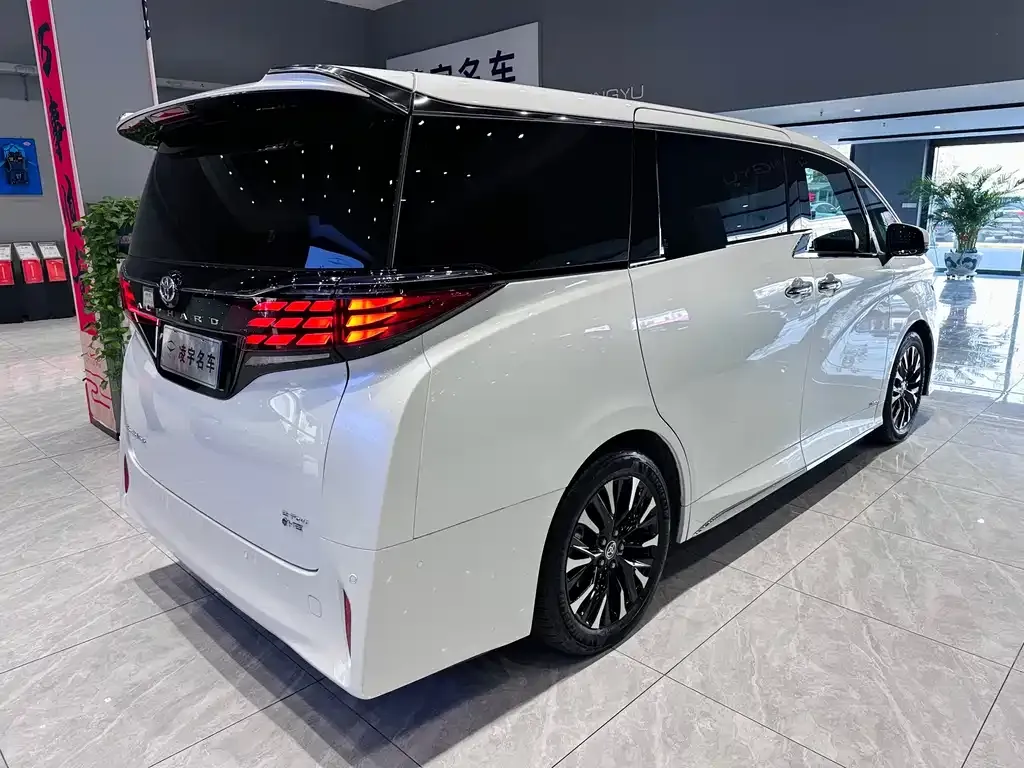 Toyota Alphard — фото 10