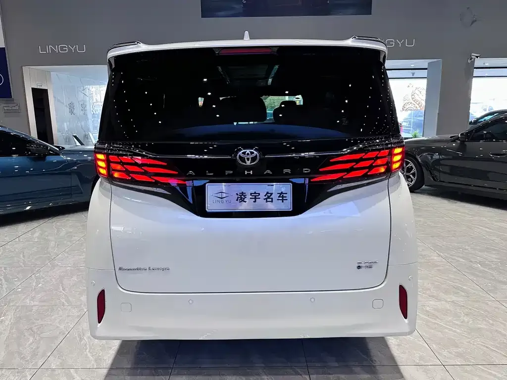 Toyota Alphard — фото 6
