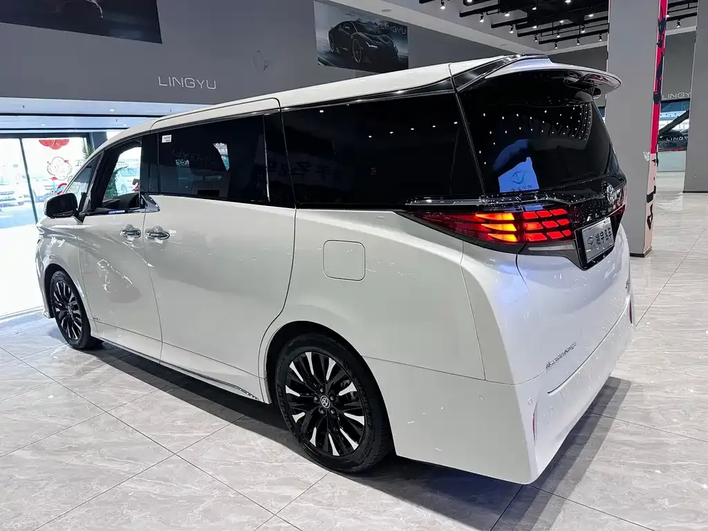 Toyota Alphard — фото 5