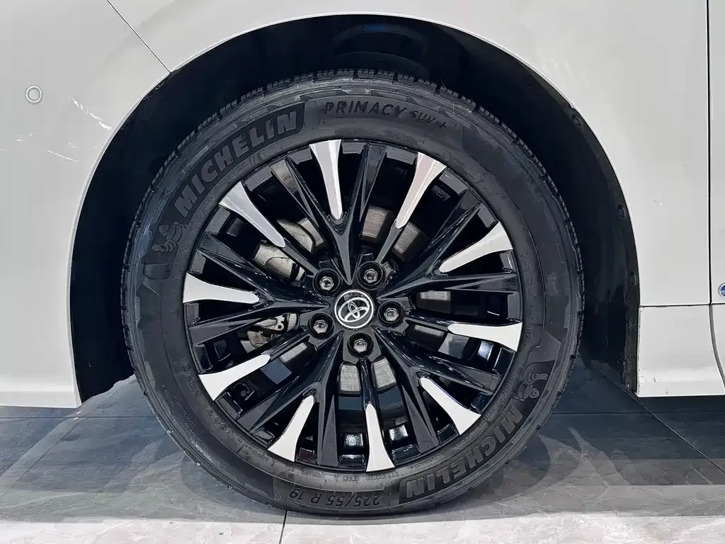 Toyota Alphard — фото 3