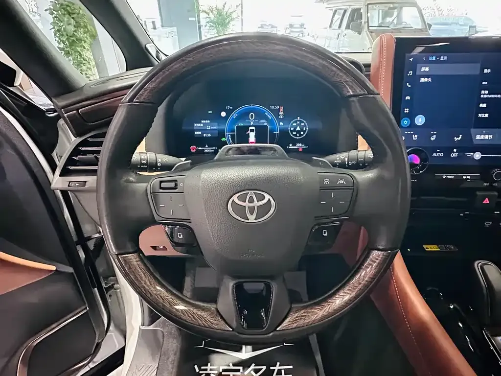 Toyota Alphard — фото 8