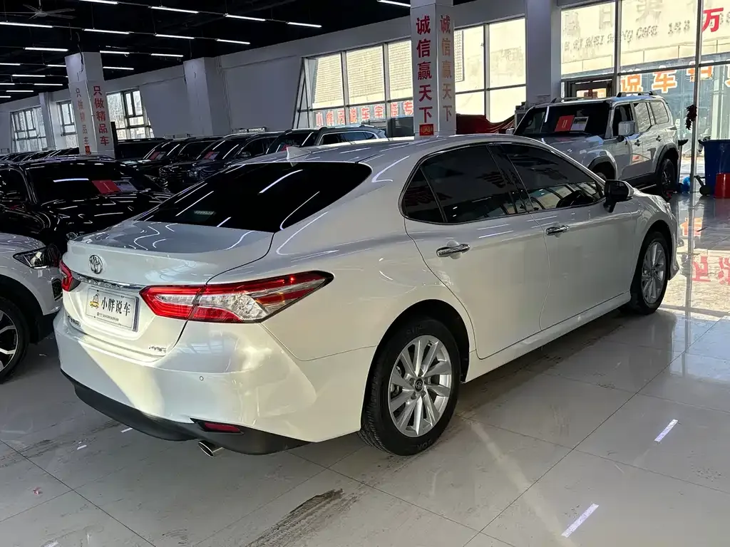 Toyota Camry — фото 4