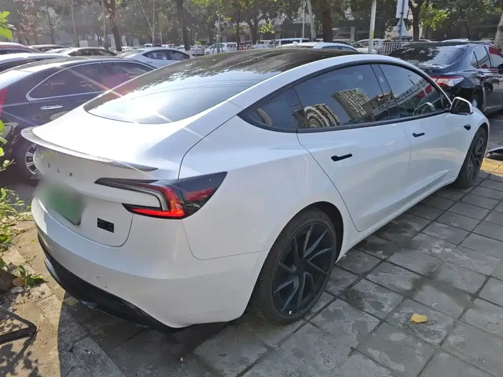 Tesla Model 3 — фото 4
