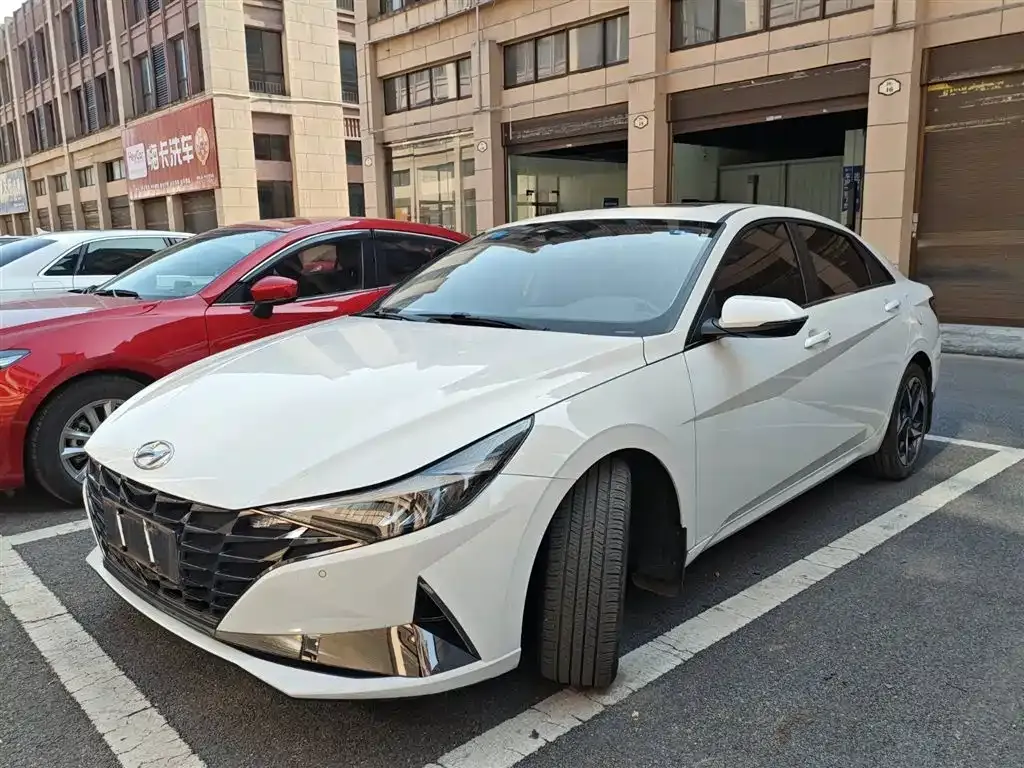 Hyundai Elantra — фото 1
