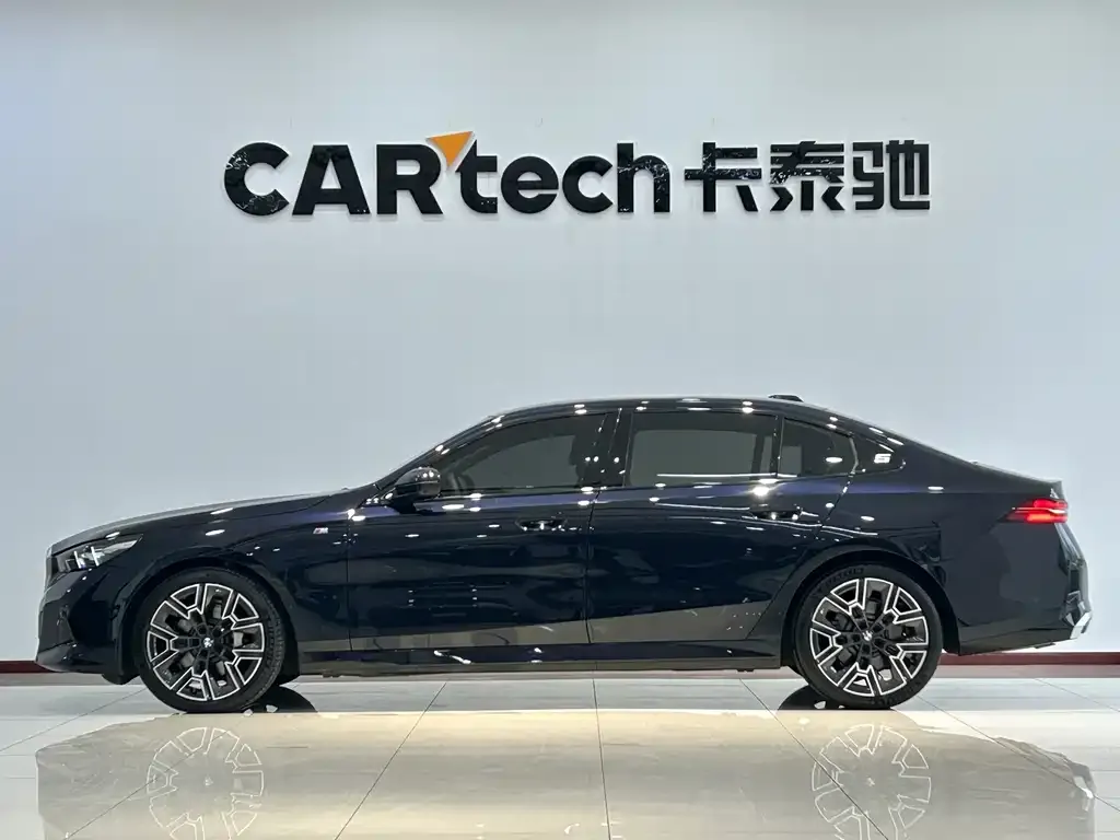 BMW 5 Series 2025 из CN, фото 9