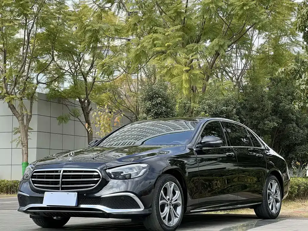 Mercedes-Benz E-Class — фото 1