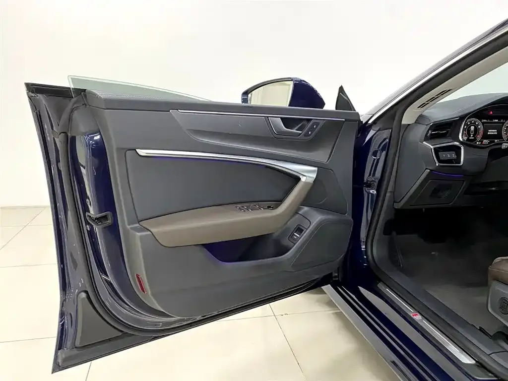 Audi A7L 2023 из CN, фото 8