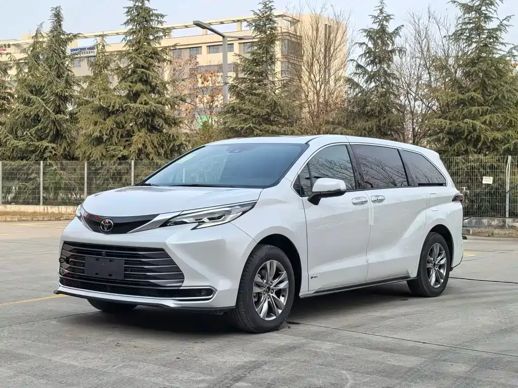 Toyota Sienna — фото 1