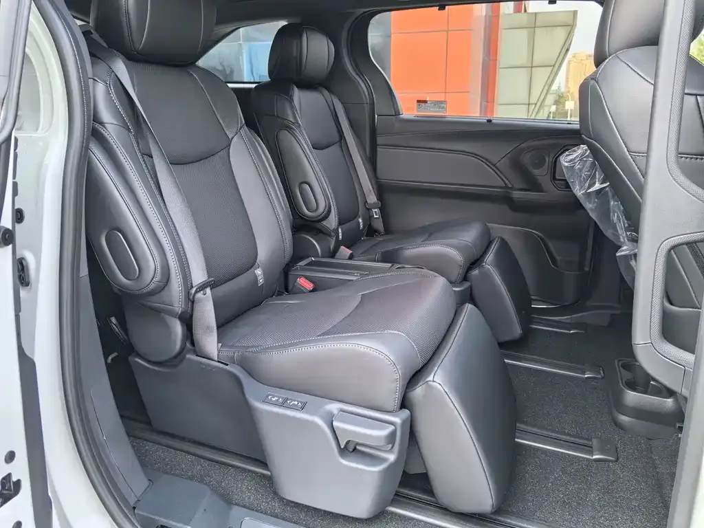 Toyota Sienna — фото 3