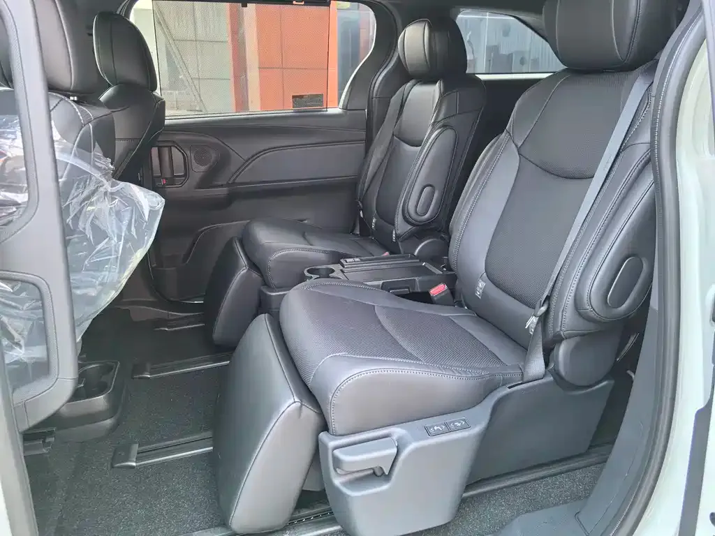 Toyota Sienna — фото 2