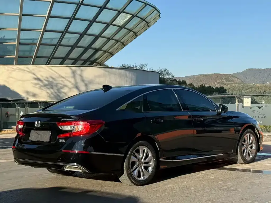 Honda Accord — фото 9