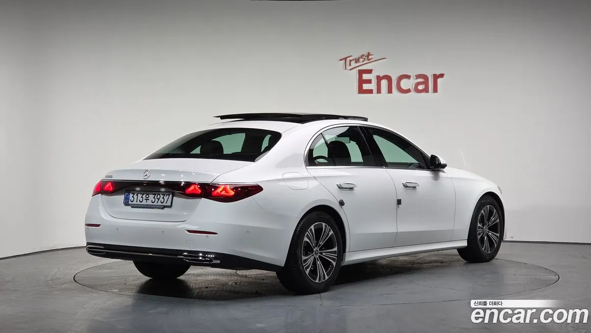 Mercedes-Benz E-Class — фото 2