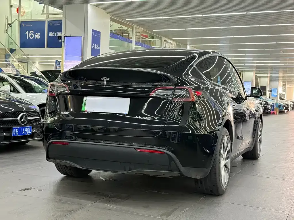 Tesla Model Y — фото 6