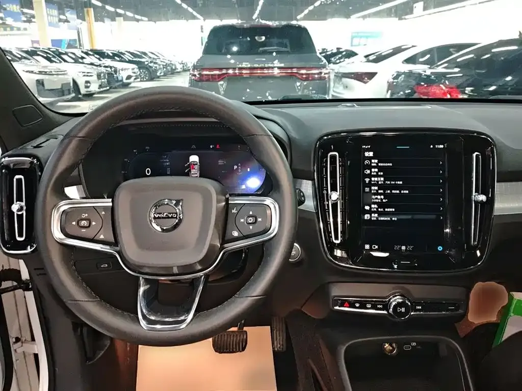 Volvo XC40 — фото 10