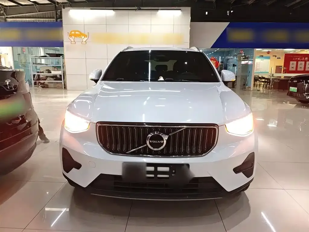 Volvo XC40 — фото 3
