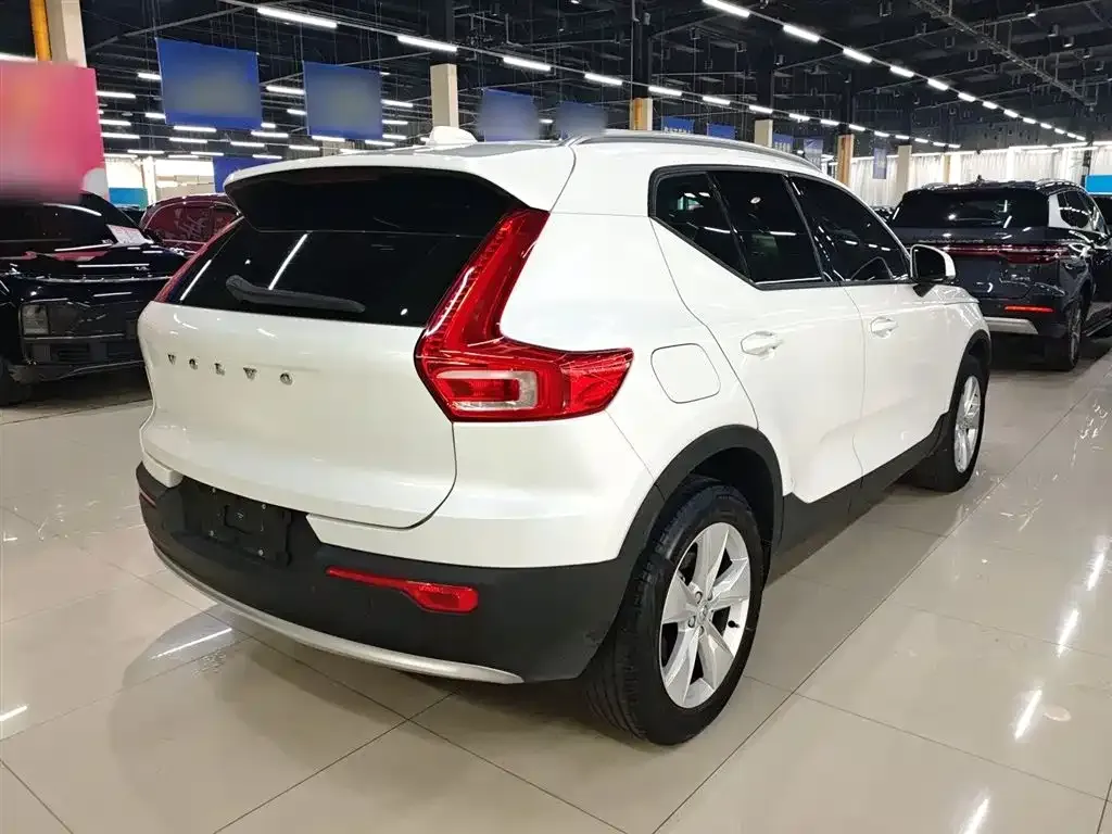 Volvo XC40 — фото 7