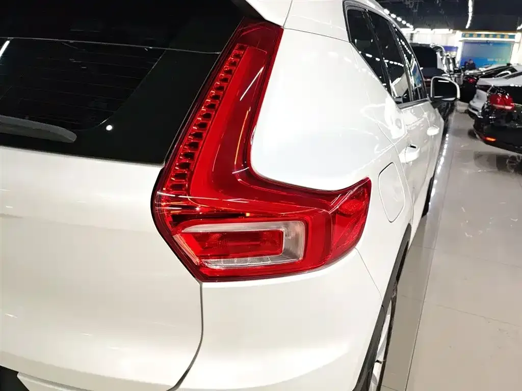 Volvo XC40 — фото 8
