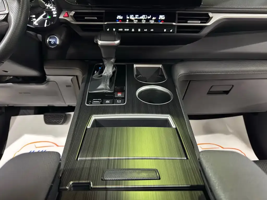 Toyota Sienna 2024 из CN, фото 4