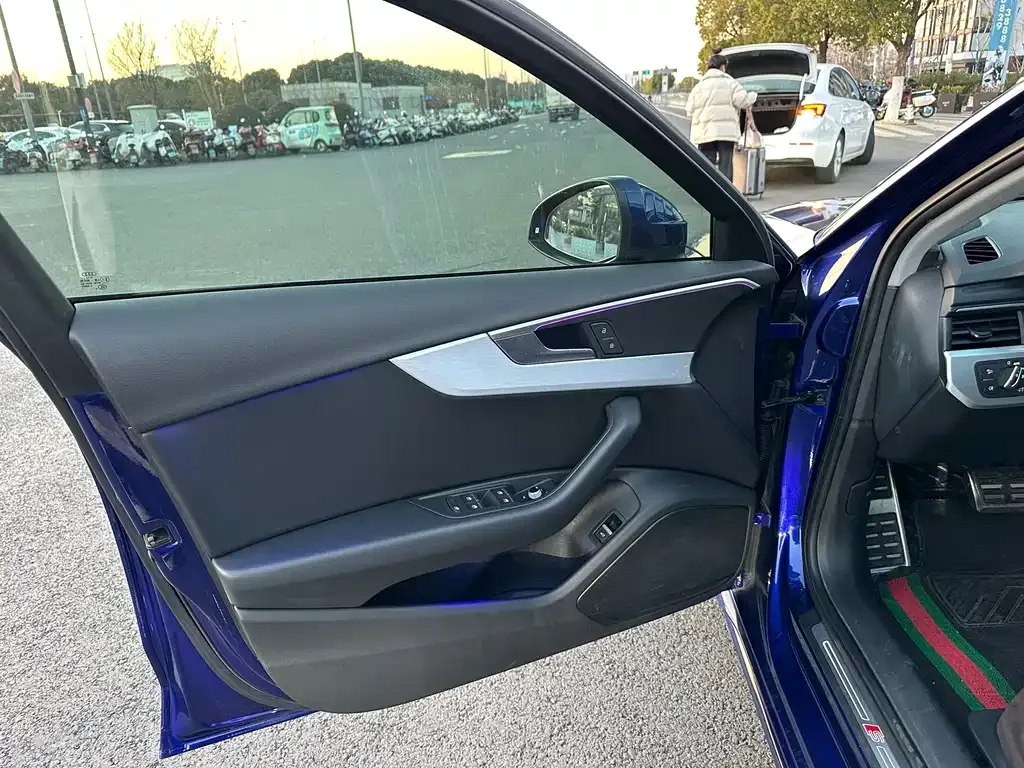 Audi A4L 2021 из CN, фото 3