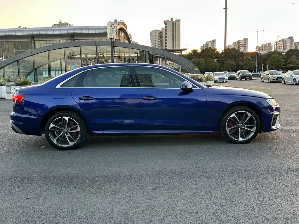 Audi A4L 2021 из CN, фото 6