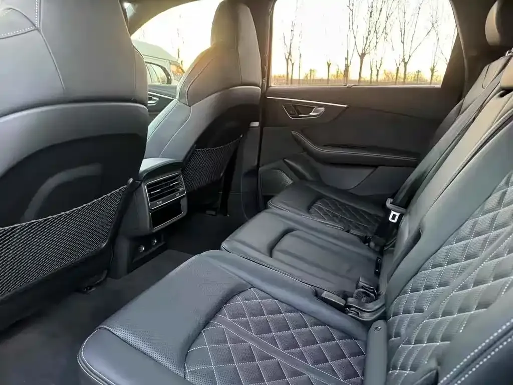 Audi SQ7 2025 из CN, фото 4