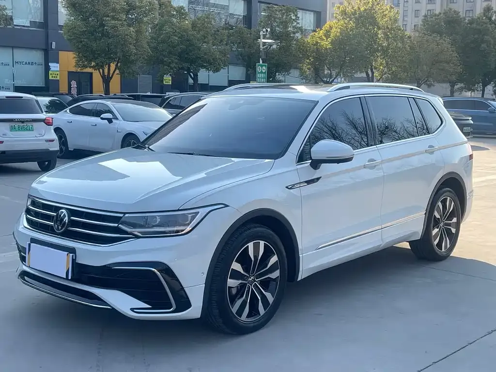 Volkswagen Tiguan L — фото 1