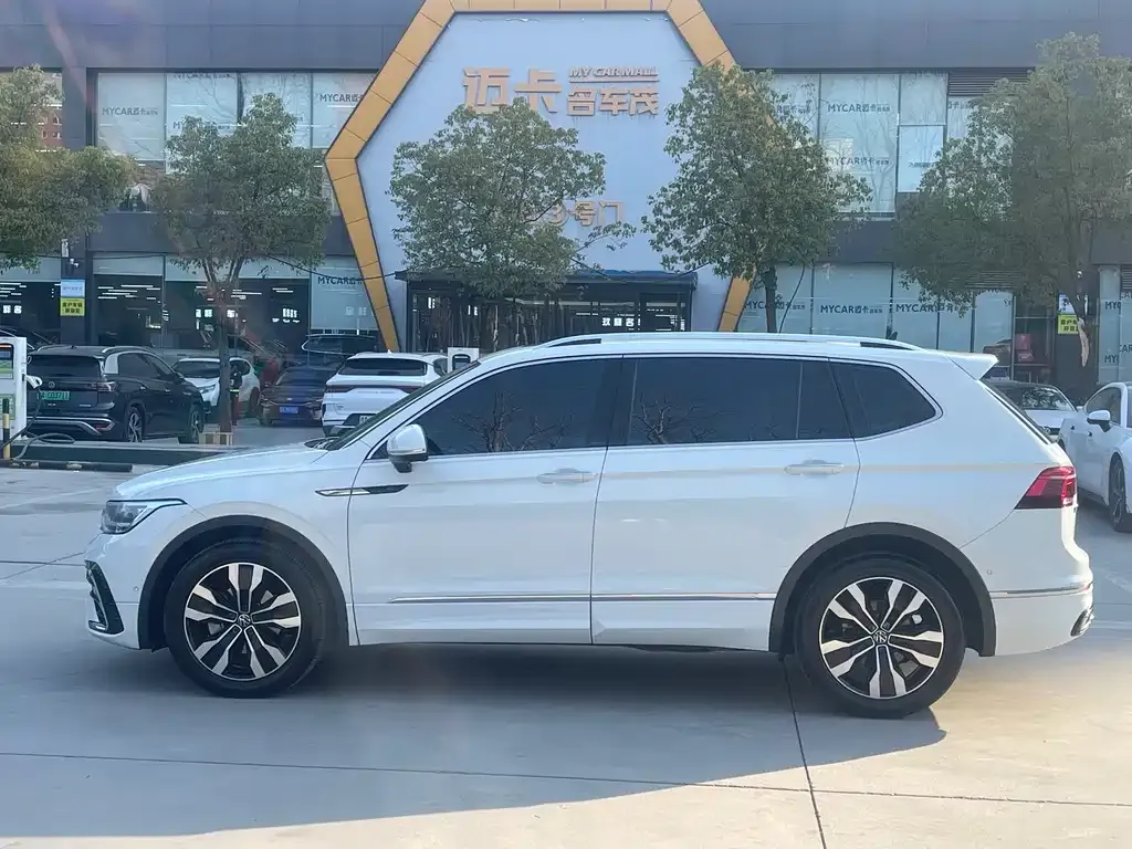Volkswagen Tiguan L — фото 10