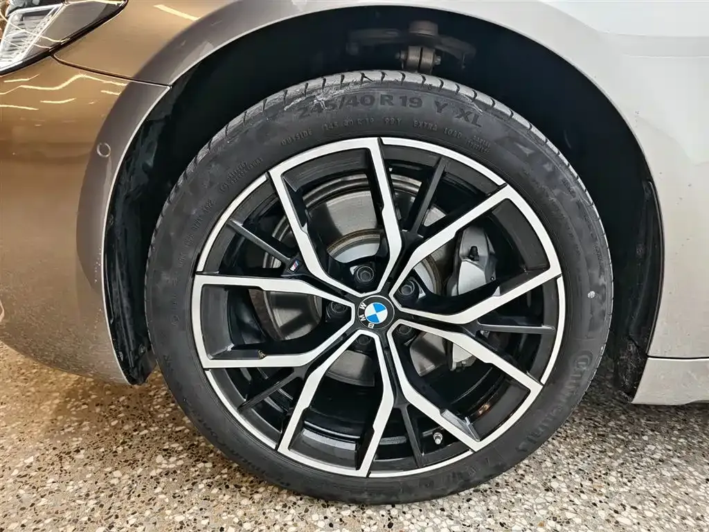 BMW 5 Series 2023 из CN, фото 9