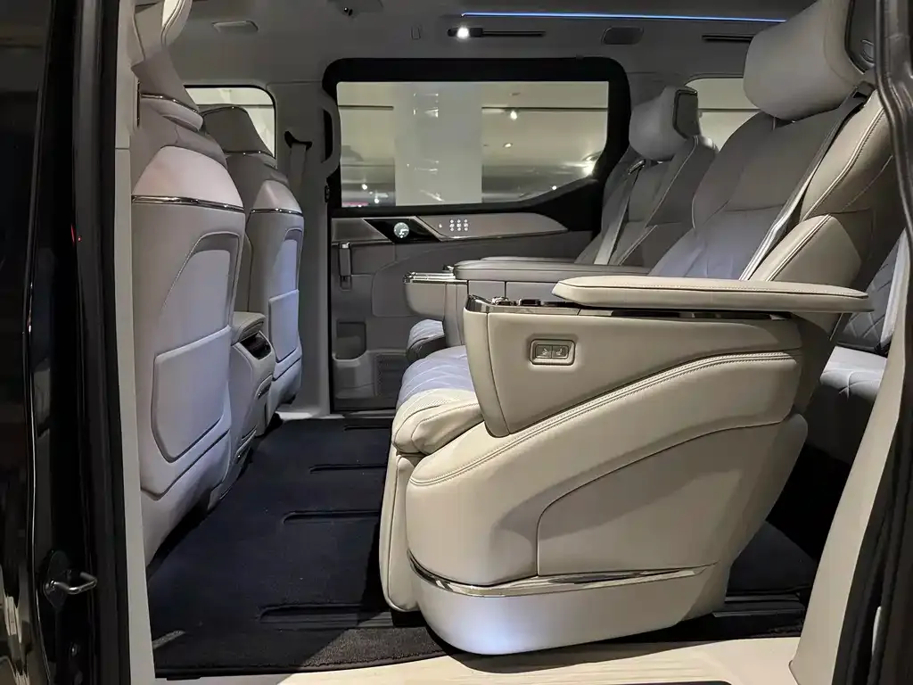 Volvo EM90 2024 из CN, фото 3