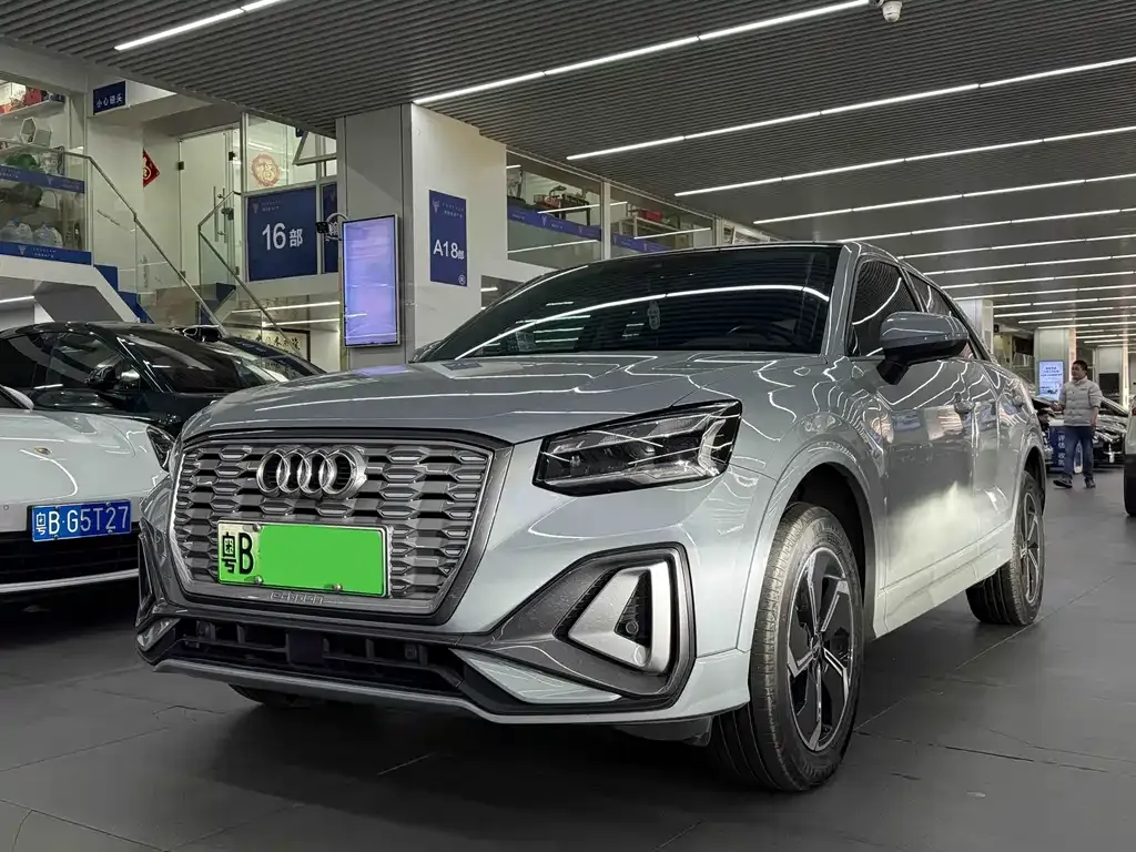 Audi Q2L e-tron — фото 1