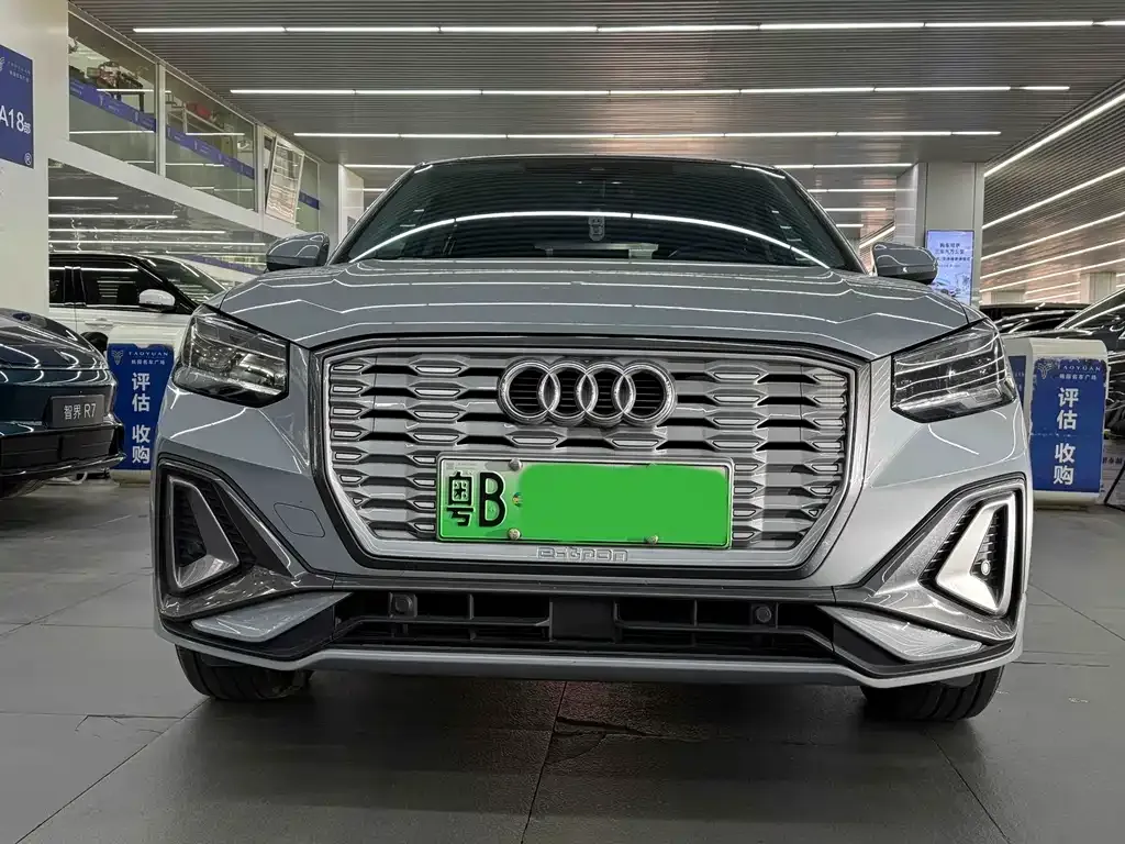 Audi Q2L e-tron — фото 2