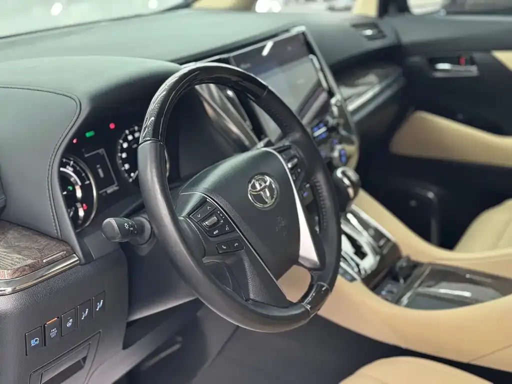 Toyota Alphard — фото 5