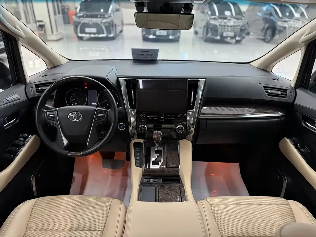 Toyota Alphard — фото 8