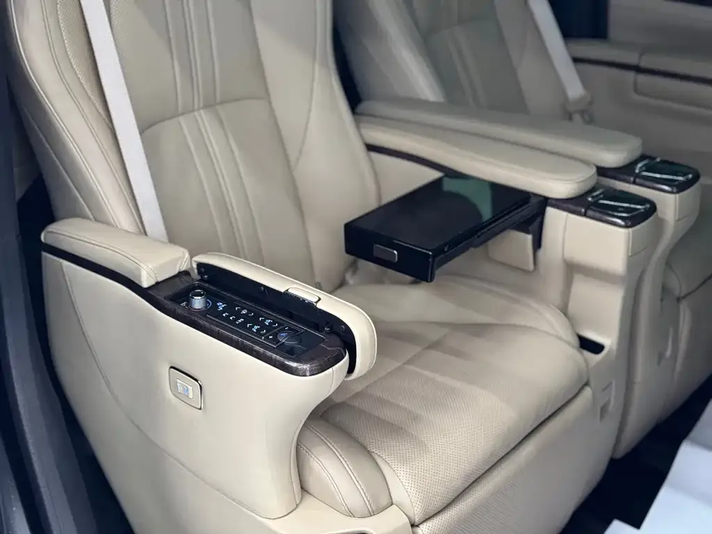 Toyota Alphard — фото 4