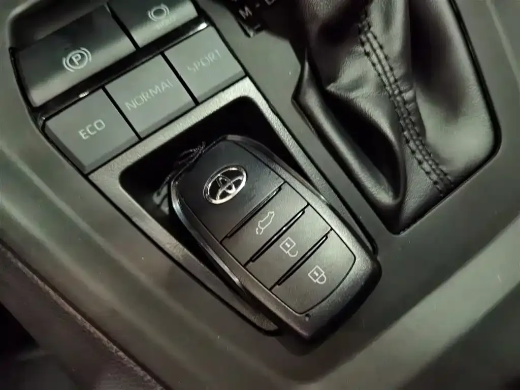 Toyota RAV4 2025 из CN, фото 9
