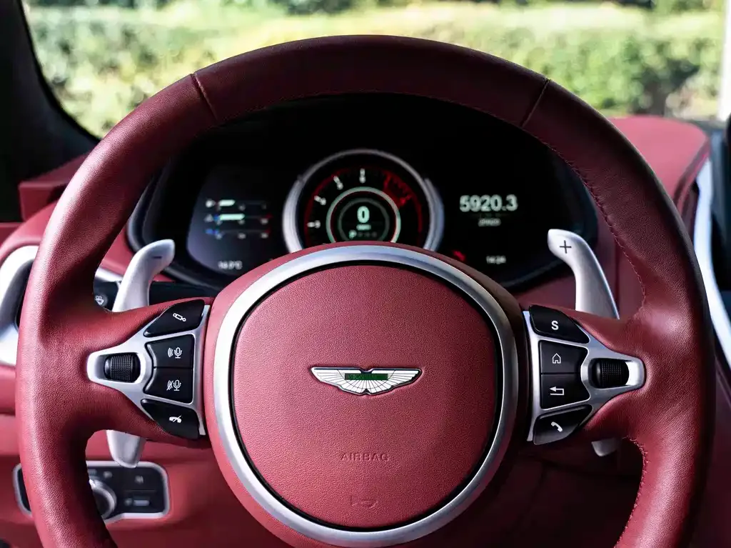 Aston Martin DB11 2024 из CN, фото 8