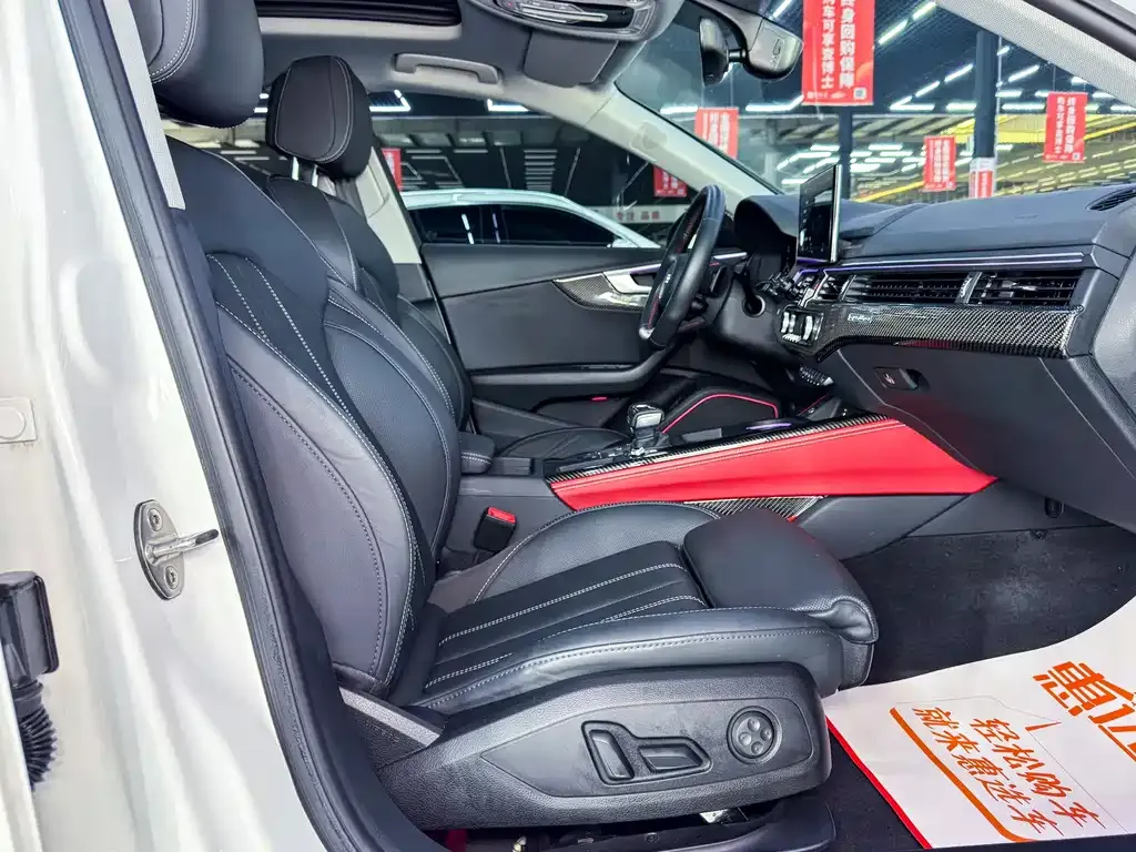 Audi A4L 2021 из CN, фото 4