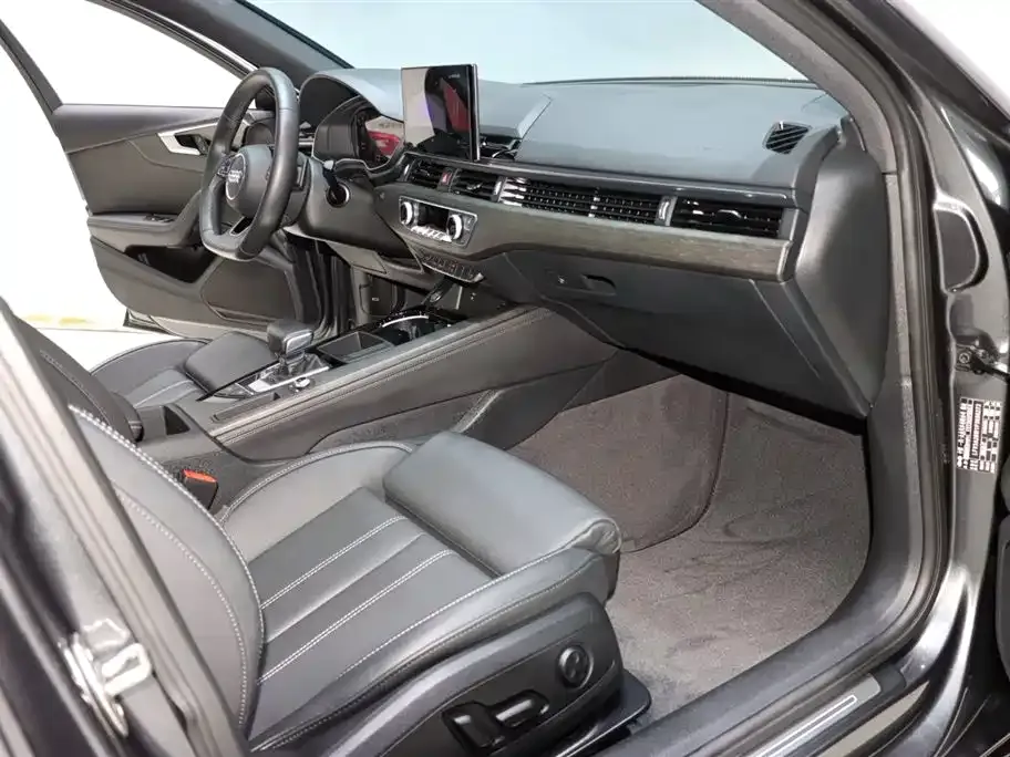 Audi A4L 2023 из CN, фото 3