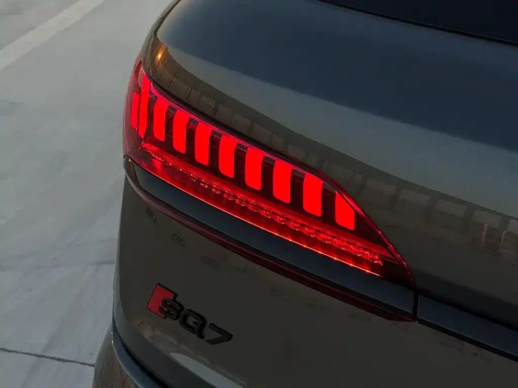 Audi SQ7 2024 из CN, фото 2