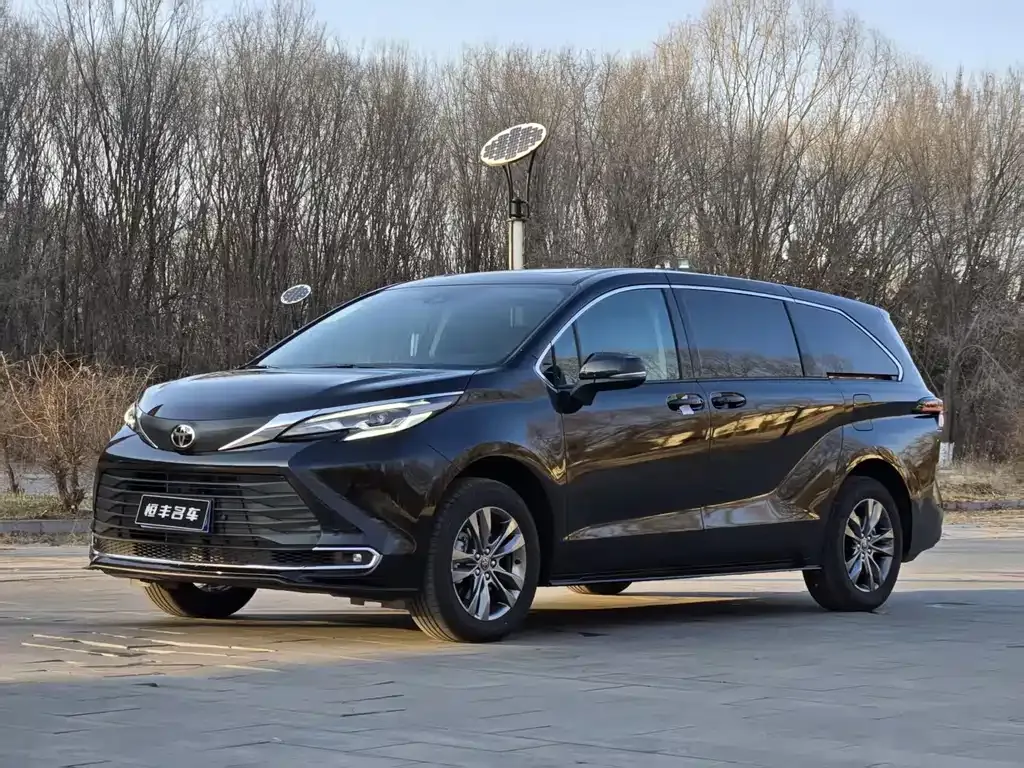 Toyota Sienna — фото 1