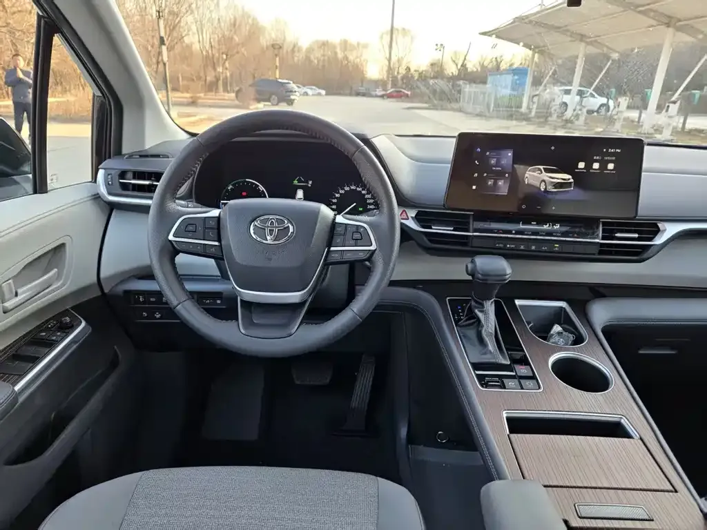 Toyota Sienna — фото 3