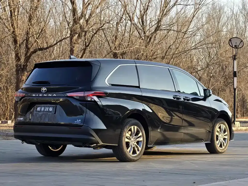 Toyota Sienna — фото 8