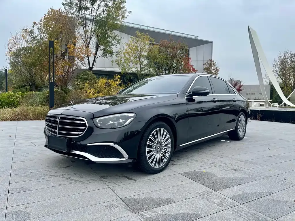 Mercedes-Benz E-Class — фото 1